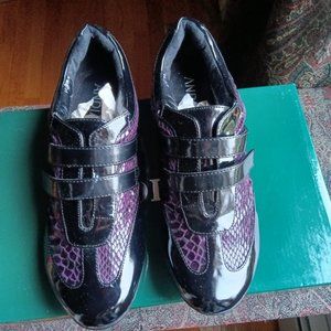 NEW. ANDIAMO SNEAKERS.BLACK AND PURPLE. VELCRO CLOSIE. SIZE 7M.